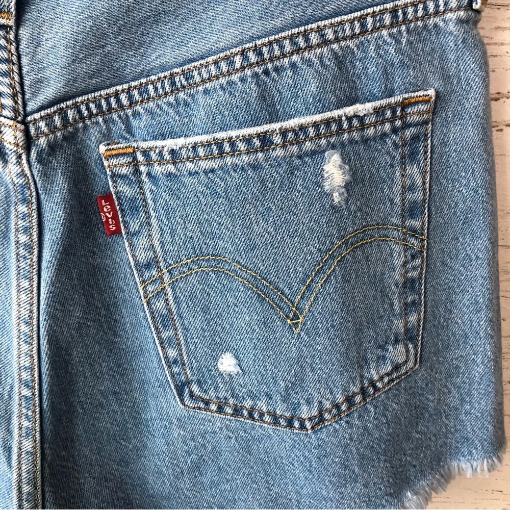 LEVI’S 501 Button Fly Distressed Cut Off High Rise Light Wash Denim Shorts 28